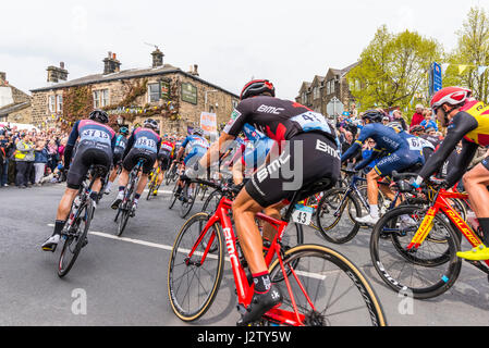 2017 La Tour de Yorkshire qu'elle traversait le village de Addingham près de Bradford, West Yorkshire Banque D'Images