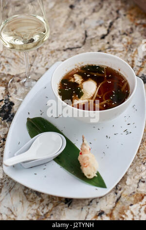 Soupe de nouilles Udon japonaise dans un bol Banque D'Images