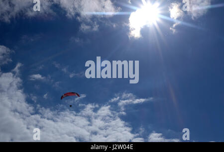 Sky planeur encerclant dans le sud-est de ville côtière de margate dans le kent uk avril 2017 Banque D'Images