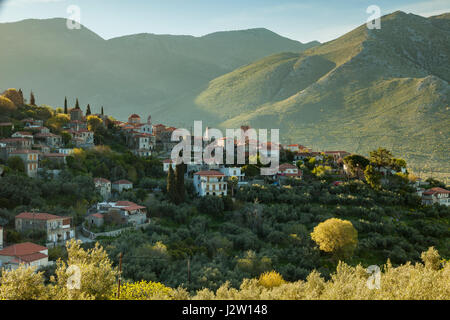 Matin de printemps à Archangelos village, Messénie, Péloponnèse, Grèce. Banque D'Images