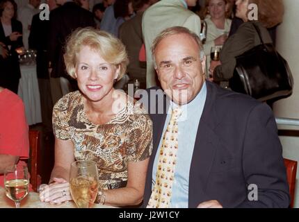 Ancien maire de Philadelphie et actuel président de la DNC Ed Rendell et femme Midge à la Convention nationale du parti républicain à Philadelphie. Août 2000 © Scott Weiner/ MediaPunch Banque D'Images