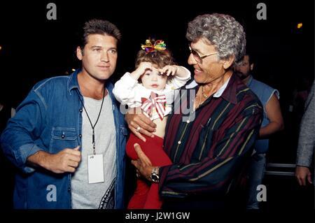 Billy Ray Cyrus et sa fille à l'hommage d'Elvis Presley à Memphis. 8 octobre 1994 © Scott Weiner /MediaPunch. Banque D'Images