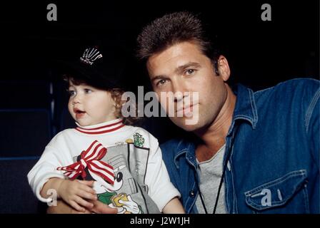 Billy Ray Cyrus et sa fille à l'hommage d'Elvis Presley à Memphis. 8 octobre 1994 © Scott Weiner /MediaPunch. Banque D'Images