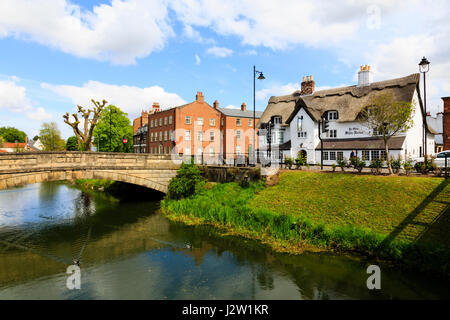 Ye Olde White Horse, public de chaume maison sur les rives de la rivière Welland, Spalding, Lincolnshire, Angleterre Banque D'Images