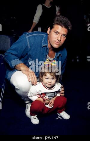 Billy Ray Cyrus et sa fille à l'hommage d'Elvis Presley à Memphis. 8 octobre 1994 © Scott Weiner /MediaPunch. Banque D'Images