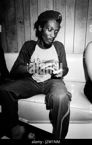 Jimmy Cliff photographié dans le hall de la radio WMMR studios avant d'être jeté dehors pour l'éclairage d'un spliff. Philadelphia, PA. 1979. © Scott Weiner /MediaPunch. Banque D'Images