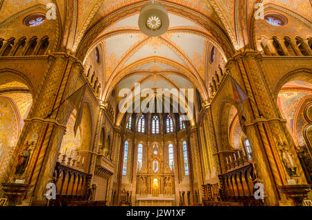 BUDAPEST, HONGRIE - le 23 février 2016 : l'intérieur de l'église Matthias est une église catholique située à Budapest, Hongrie, en face de l' Pêcheur Banque D'Images