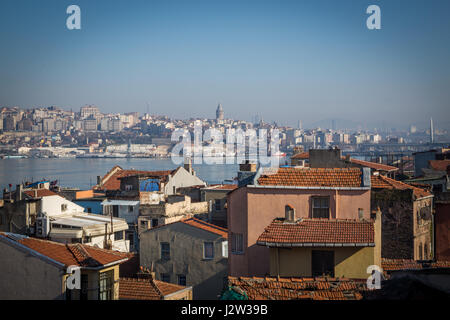 21 Feb 2017, Istanbul, Turquie, paysage urbain avec vue sur le Bosphore et la tour de Galata à partir du quartier de Fener Banque D'Images