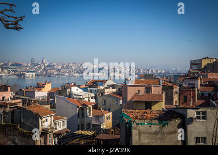 21 Feb 2017, Istanbul, Turquie, paysage urbain avec vue sur le Bosphore et la tour de Galata à partir du quartier de Fener Banque D'Images