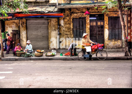 Les vendeurs de rue vietnamiens la vente de légumes. Banque D'Images