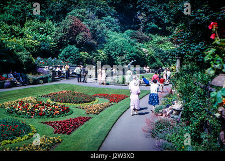 Jardins italiens à Scarborough, Yorkshire, UK, d'une diapositive prise en juillet 1963 Banque D'Images