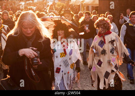 PRAGUE, RÉPUBLIQUE TCHÈQUE - 30 avril 2017 : défilé costumé dans les rues de Prague sur la combustion de sorcière nuit ('carodejnice') Banque D'Images