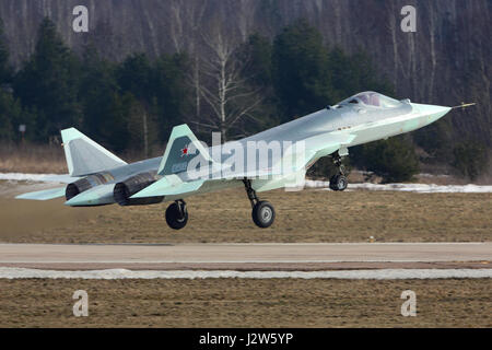 Joukovski, DANS LA RÉGION DE MOSCOU, RUSSIE - 15 mars 2017 : Sukhoi T-50 russe BLEU 058 avion de combat de cinquième génération de décoller pour un vol d'essai à Zhukovsky Banque D'Images