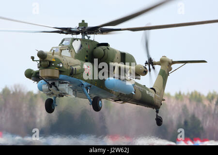 Koubinka, DANS LA RÉGION DE MOSCOU, RUSSIE - le 24 avril 2017 : le Mil Mi-28N Night Hunter RF-13629 de la force aérienne russe au cours de répétition du défilé de la Victoire à Koubinka Banque D'Images