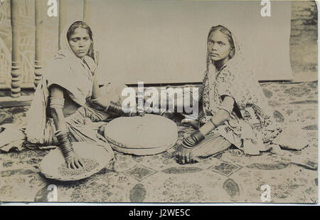 Cette photo posée en studio datant d'environ 1900 capture un portrait formel, reflétant le style et les normes culturelles du début du XXe siècle dans la photographie, mettant en valeur les vêtements et l'expression de cette époque. Banque D'Images