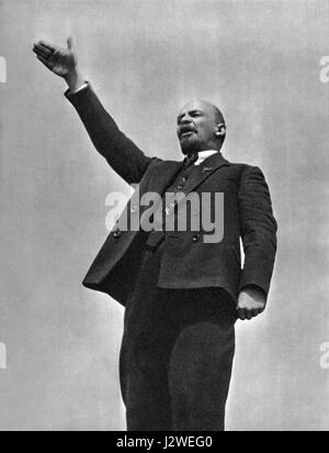 Le 'discours de Lénine de 19190501 place Rouge' fait référence au discours du 1er mai prononcé par Vladimir Lénine sur la place Rouge, Moscou, le 1er mai 1919, pendant les premières années de la domination soviétique. Le discours marque un moment clé de la Révolution russe. Banque D'Images
