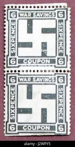 Le coupon d'épargne de guerre White Swastika 6d de 1916 a été émis pendant la première Guerre mondiale au Royaume-Uni dans le cadre d'une campagne visant à lever des fonds pour l'effort de guerre. Le symbole de la croix gammée, à l'époque, était utilisé comme emblème patriotique avant ses associations controversées ultérieures. Banque D'Images
