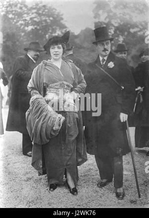 Le « bain News Service » a capturé des images de la mode parisienne, mettant en avant les derniers styles vestimentaires et les tendances du début du XXe siècle. Ces photographies donnent un aperçu de l'industrie de la mode et des normes sociétales de l'époque. Banque D'Images