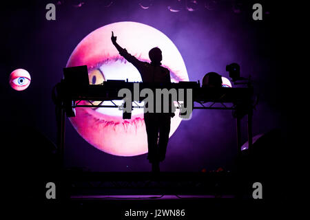 Château de Lulworth, succession de Lulworth, Moyen-Orient, Lulworth Dorset, Royaume-Uni. 30 juillet 2016. Norman Cook aka Fatboy Slim joue sur la scène au Camp Bestival Music Festival 2016. © Vous Bailey / Alamy Banque D'Images