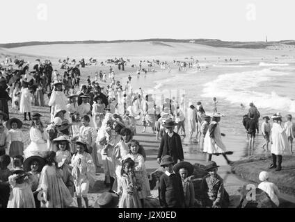 Cette photographie de Bondi Bay à Sydney, en Australie, a été tirée de la collection du Powerhouse Museum. Il capture la beauté de l'une des plages les plus célèbres de Sydney, une destination populaire pour les touristes et les habitants. Banque D'Images