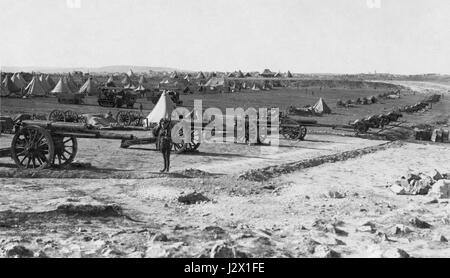 Cette photographie en noir et blanc capture le moment historique de la prise de Jérusalem en 1917 pendant la première Guerre mondiale, un événement clé dans l'histoire militaire et politique de la ville. Banque D'Images