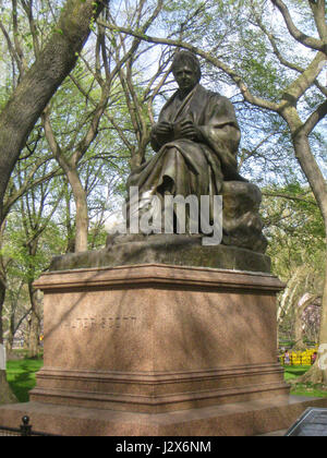 La sculpture Walter Scott à Central Park, New York, rend hommage au célèbre écrivain et poète écossais Sir Walter Scott. Cette statue de bronze est un hommage à ses contributions littéraires, située dans la promenade littéraire du parc. Il reflète l'appréciation du travail et de l'héritage de Scottâ€™ dans la culture américaine. Banque D'Images