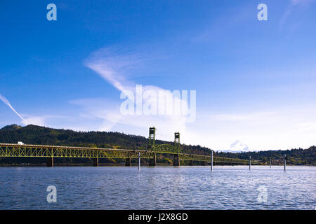 Long green metal truss ascenseur Pont sur le fleuve Columbia dans Columbia Gorge, avec le pont reflet dans la rivière en premier plan et les montagnes Banque D'Images