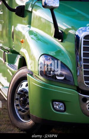 Puissant soleil vert élégant et confortable moderne gros camion semi truck le dernier modèle de transport longue distance commercial avec grill chrome brillant Banque D'Images