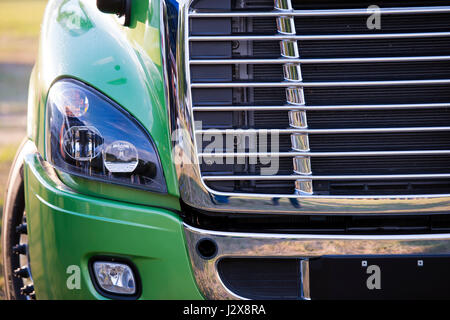 Puissant soleil vert élégant et confortable moderne gros camion semi truck du dernier modèle de transport longue distance commercial avec calandre chromée brillante Banque D'Images