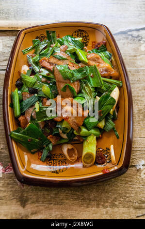 Un plat de huiguo rou (porc cuit deux fois). Cuisine du Sichuan authentique dans un restaurant en bordure de la Me'erkang près de la province de Sichuan, Chine Banque D'Images