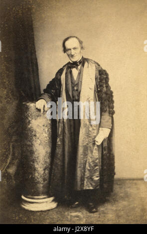 Sir Richard Owen KCB FRS (1804-1892) était un biologiste anglais comparatif, anatomiste, paléontologue et critique virulent de Charles Darwin de la théorie de l'évolution par sélection naturelle. Owen a inventé le terme dinosauria, dont nous tirons le mot dinosaure. (Photo : 1860) Banque D'Images