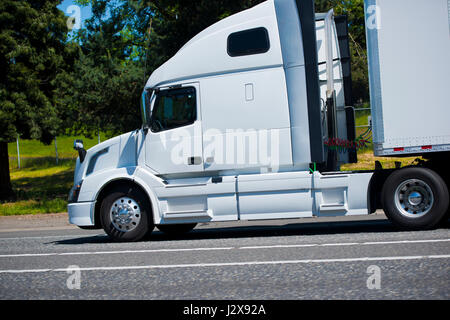 Profil de puissants moderne rapide avec un camion semi remorque fourgon sec connecté à la couleur du tracteur semi flexibles d'air en spirale livre la marchandise sur intern Banque D'Images