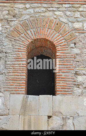 Arc romain antique construite à partir de deux cours mixtes de pierres et de briques. À partir de l'empereur Dioclétien, Split, Croatie Banque D'Images