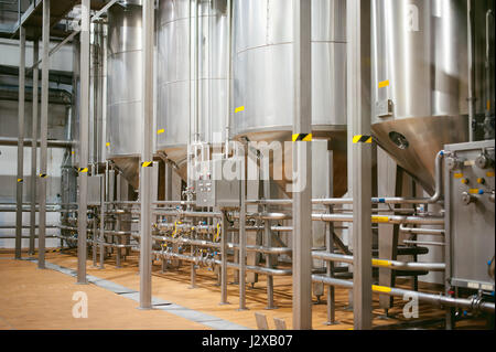 Ligne de fabrication de la bière. Pour l'équipement de production mise en bouteilles de produits alimentaires finis. Structures métalliques, les tuyaux et les réservoirs à l'usine de l'entreprise. Sp Banque D'Images