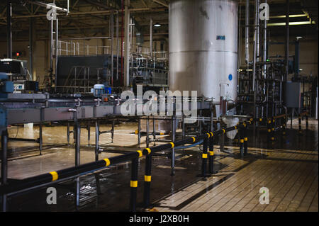 Ligne de fabrication de la bière. Pour l'équipement de production mise en bouteilles de produits alimentaires finis. Structures métalliques, les tuyaux et les réservoirs à l'usine de l'entreprise. Sp Banque D'Images