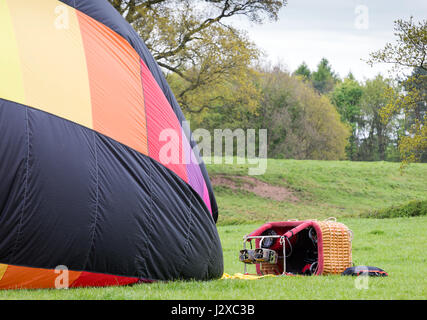 Hot Air Balloon couché sur le côté peu après l'atterrissage Banque D'Images