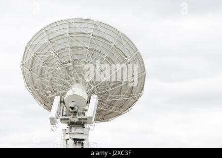 Antenne parabolique Radio pointant vers le ciel Banque D'Images