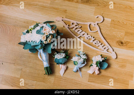 La composition des bouquets de fleurs et le panneau en bois bride se trouvant sur le plancher Banque D'Images