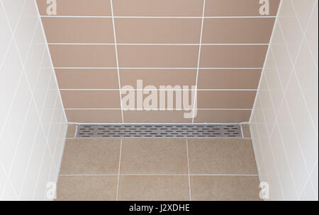 Drain de plancher dans une douche moderne, totalement pas nettoyer Banque D'Images