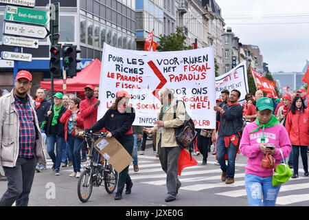 Les participants de la manifestation nationale contre la politique actuelle portent des slogans et des croquis montrant gouvernement échoue pendant leur marche le jeudi, se Banque D'Images