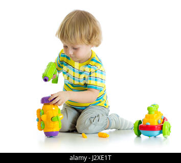 Une adorable enfant jouant avec des isolé sur blanc. Banque D'Images