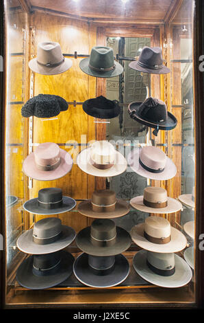 Chapeaux en vitrine d'un magasin traditionnel de Séville, Espagne Banque D'Images