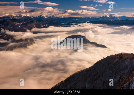 Brouillard sur vallée de Bohinj Lake le matin d'hiver, vue aérienne de la montagne Vogel en Slovénie, Europe Banque D'Images