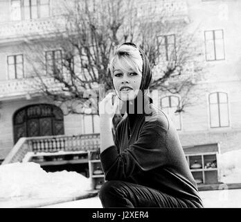 L'actrice et modèle Brigitte Bardot posant sur un terrain de curling. Banque D'Images