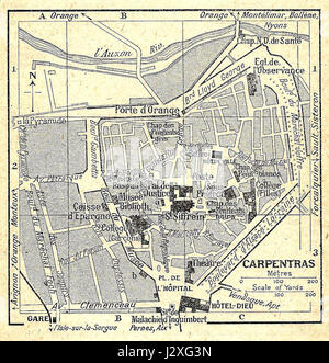 Cette carte de 1921 montre Carpentras, une commune du sud de la France. La carte offre une vue détaillée de la configuration géographique de la ville et des caractéristiques clés de cette période, illustrant le développement urbain et les monuments locaux du début du XXe siècle. Banque D'Images