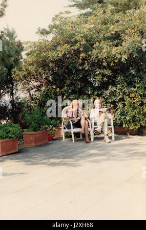 Cette photographie de 1991 capture Giuseppe Cassieri et Mariella Tedeschi sur la Terrazza Gaeta en Italie. Il souligne la beauté pittoresque et l'importance culturelle de l'endroit, souvent visité pour ses vues pittoresques sur la Méditerranée. Banque D'Images