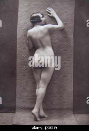 Art déco portfolio 24 présente une collection de designs du mouvement Art déco, avec des formes géométriques audacieuses, des matériaux luxueux et des détails complexes, reflétant le style artistique du début du XXe siècle. Banque D'Images