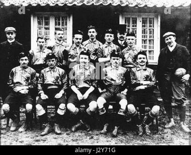 Cette image historique montre l'équipe nationale belge de football de 1905, présentant des uniformes de football du début du XXe siècle et la participation de l'équipe à des compétitions internationales. Banque D'Images