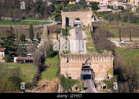 Les Visconti Bridge à Valeggio est un pont-barrage construit au xive siècle et situé dans le territoire de Valeggio sul Mincio. Il est communément ca Banque D'Images