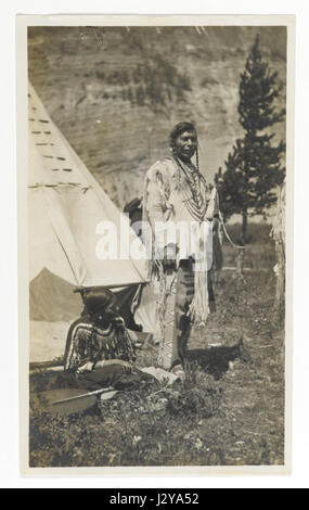Le Musée de Brooklyn - Untitled (chef standing in front of tipi avec femme assise) Banque D'Images